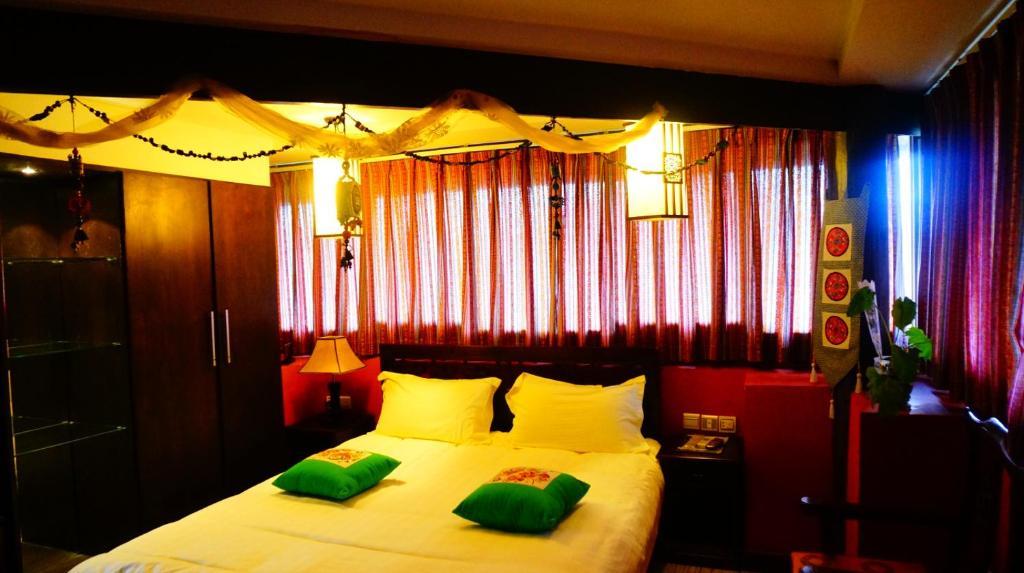 Lijiang Wangjia Courtyard Inn Ruang foto