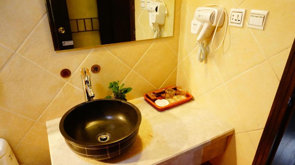 Lijiang Wangjia Courtyard Inn Ruang foto